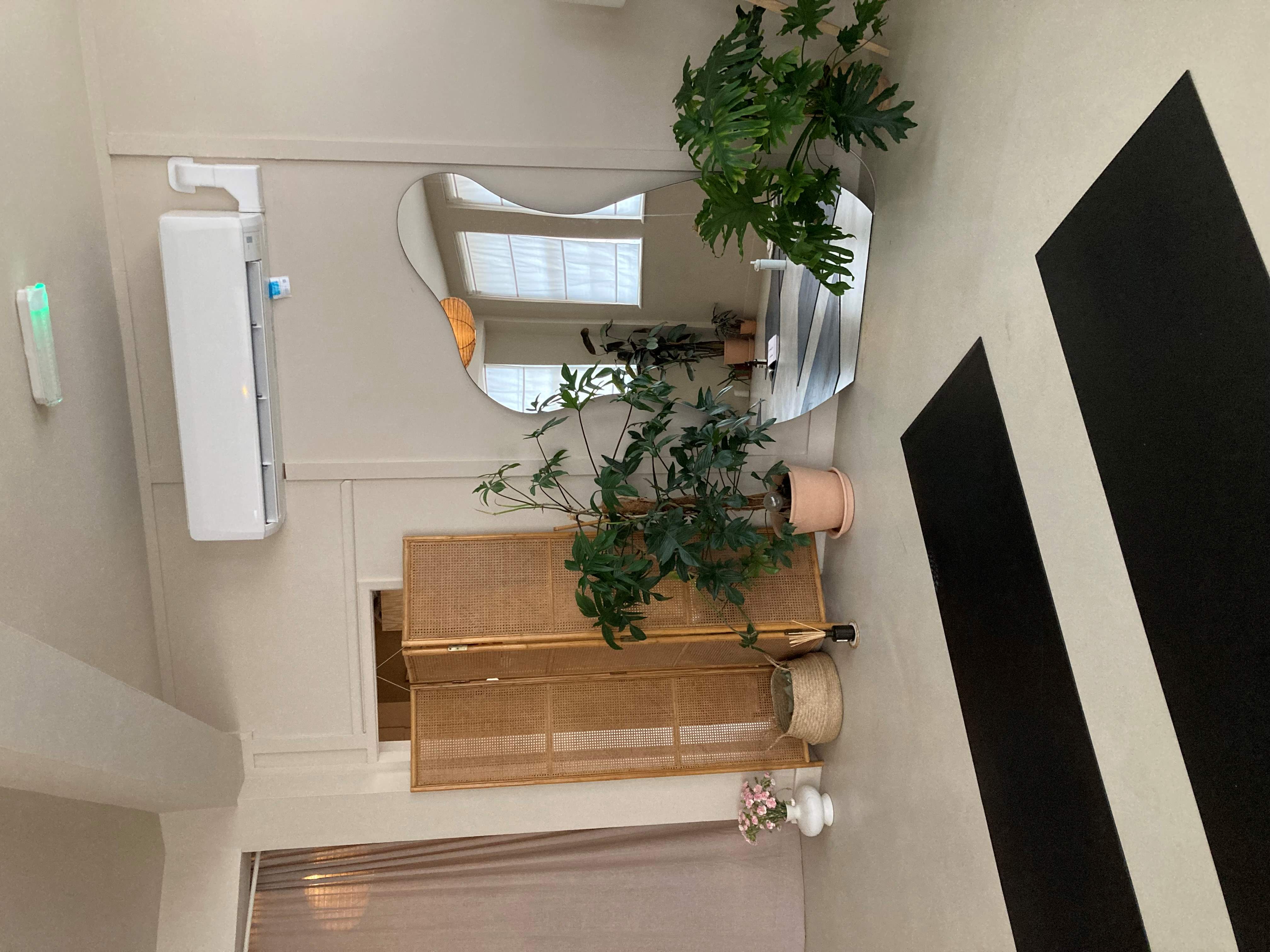 Wall mounted room heat pump unit